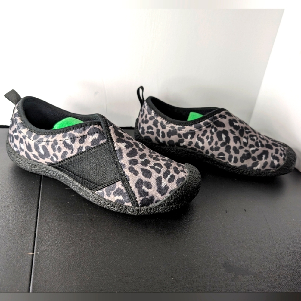 Keen 10 Howser‎ black and grey fleece lined comfy rubber sole house slippers